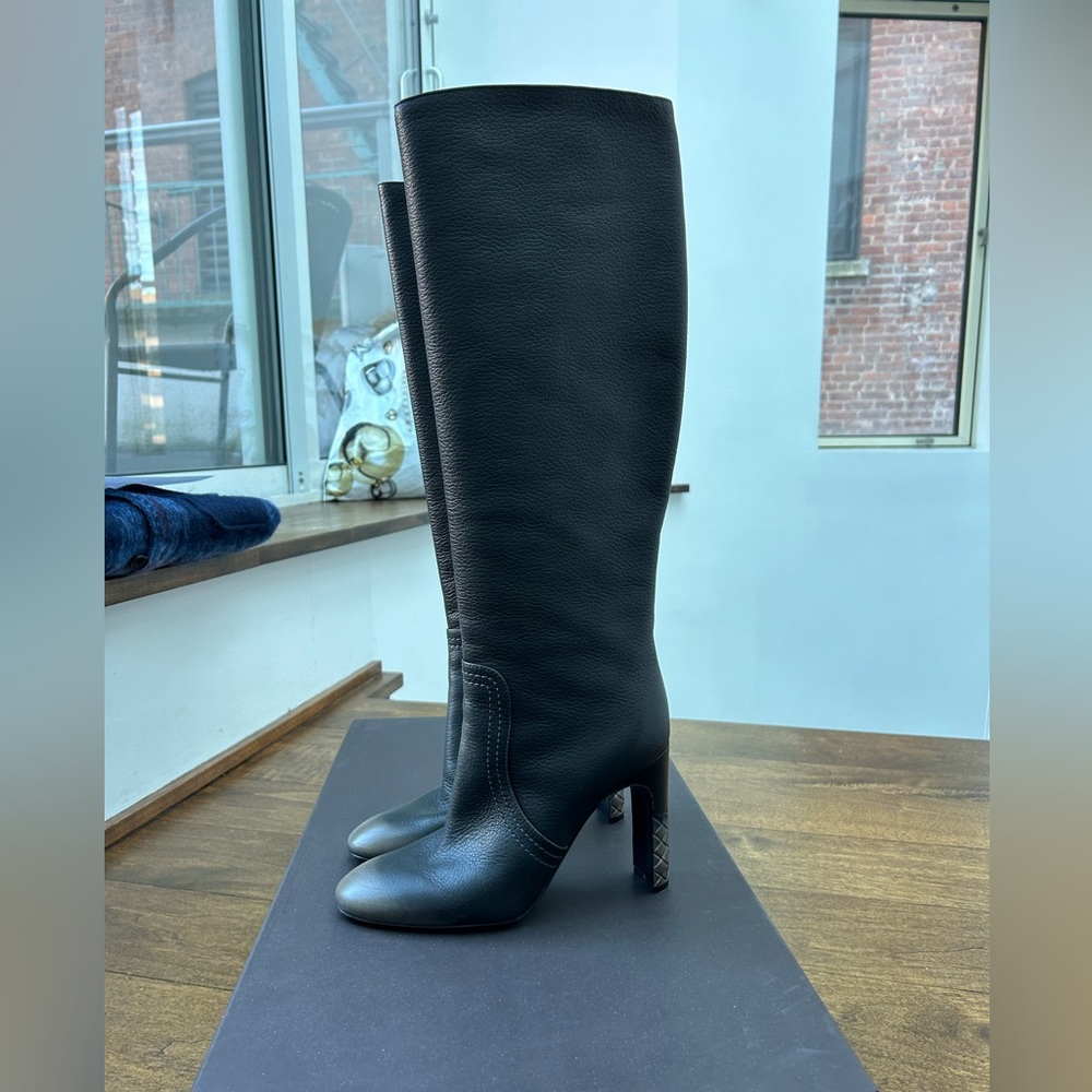 Bottega Veneta tall leather boots. Size 38. Dark grey. Pebbled leather.